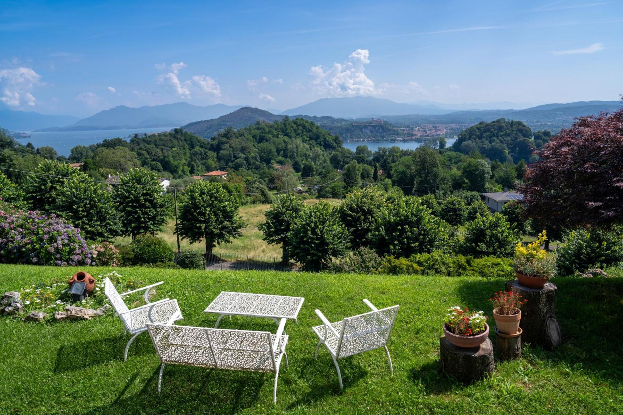 Belvedere Sul Lago Арона Екстериор снимка